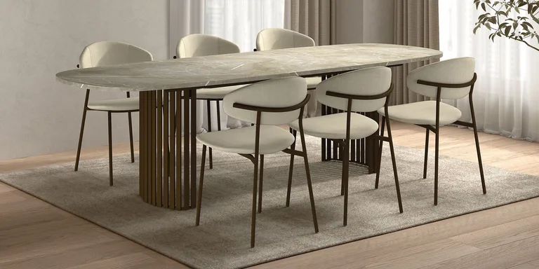 Grande table claire et chaises assorties dans une salle à manger lumineuse