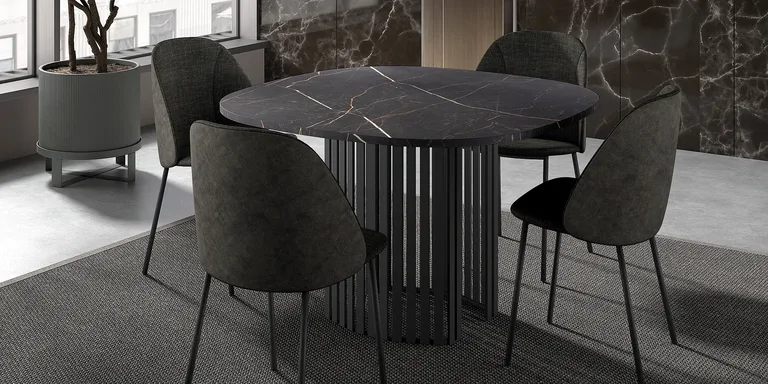 Table ronde sombre à effet pierre et quatre chaises anthracite