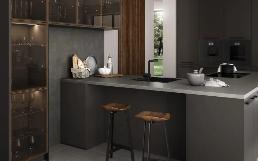 Cuisine aux façades métalliques bronze et vitrines éclairées