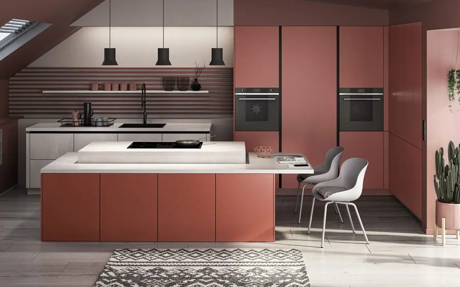 Cuisine terracotta chaleureuse avec plan de travail clair